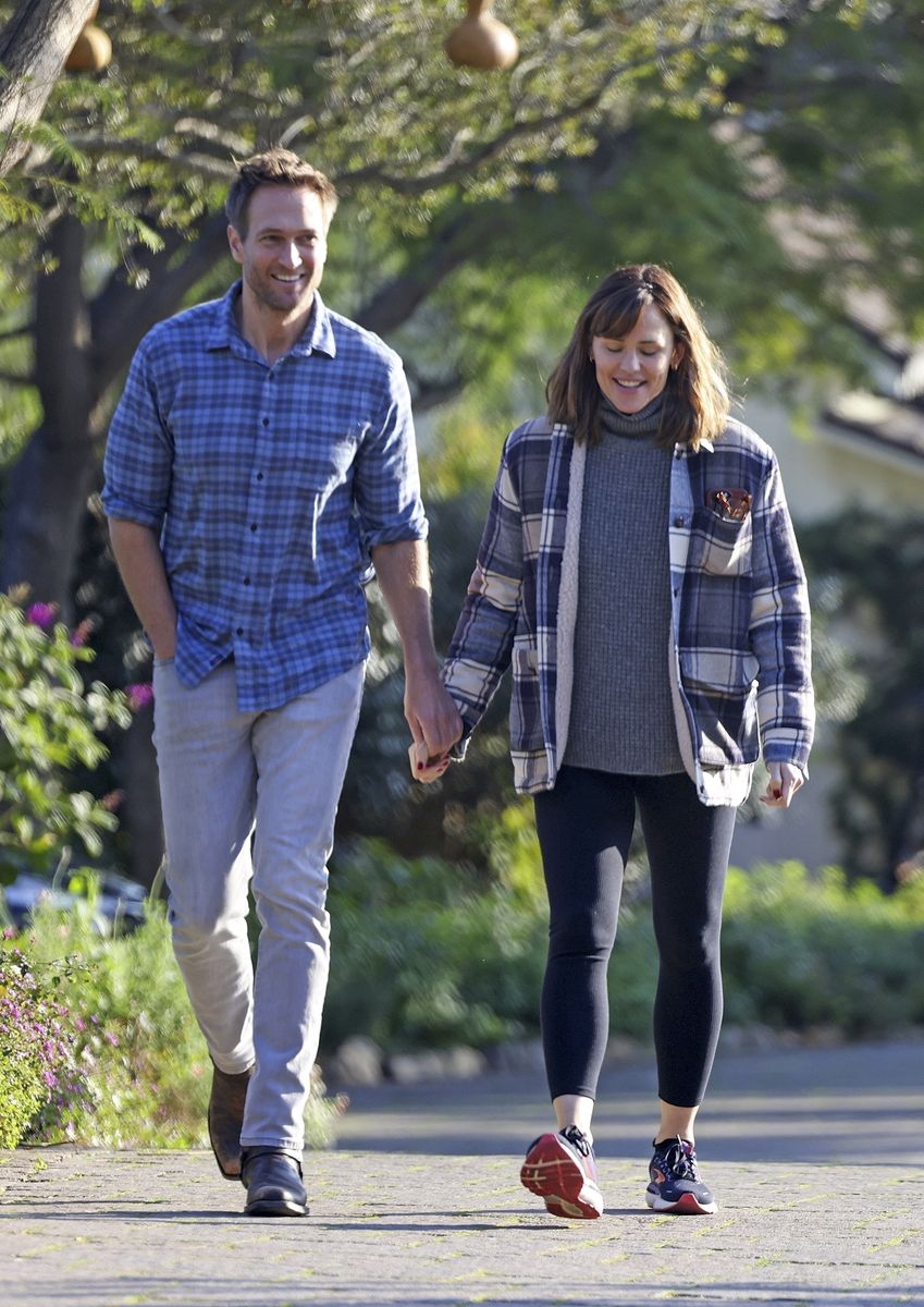 Jennifer Garner was spotted enjoying a romantic dinner with her boyfriend, businessman John C. Miller. 