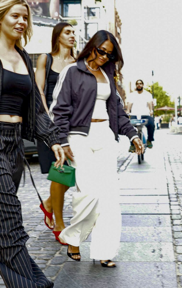 Roccuzzo wore black open-toe sandals with slender stiletto heels.