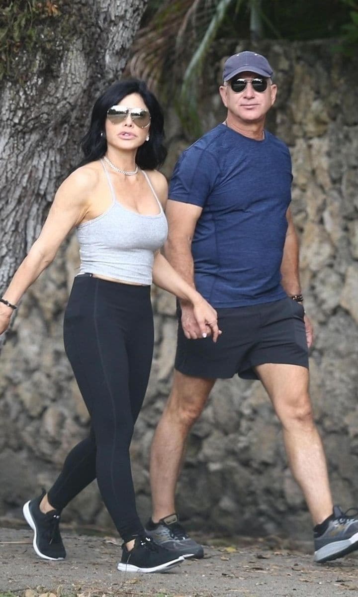 Jeff Bezos and his family enjoying a walk in the park on Christmas Eve, Bezos arrived in Miami after days in the Bahamas with Lauren Sanchez