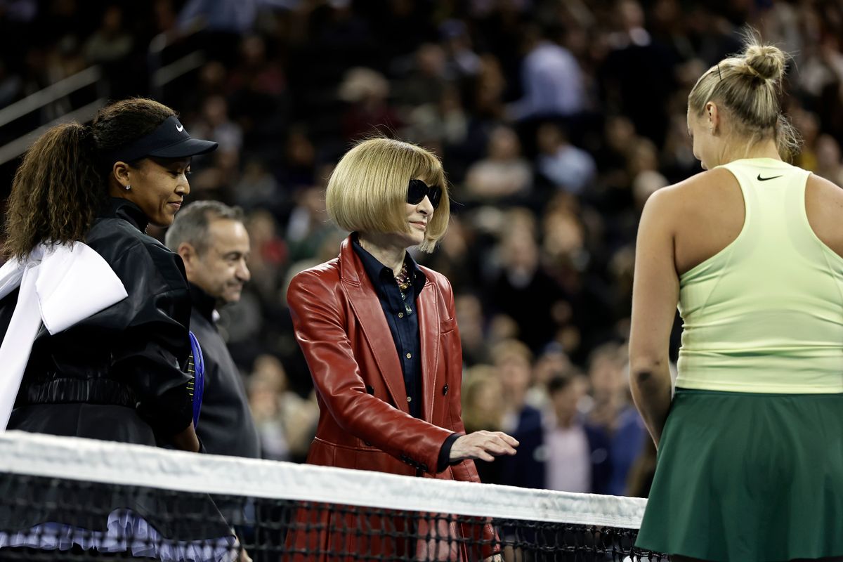 Anna Wintour stands at the net with Aryna Sabalenka and Naomi Osaka of Japan before their match at the Garden Cup.