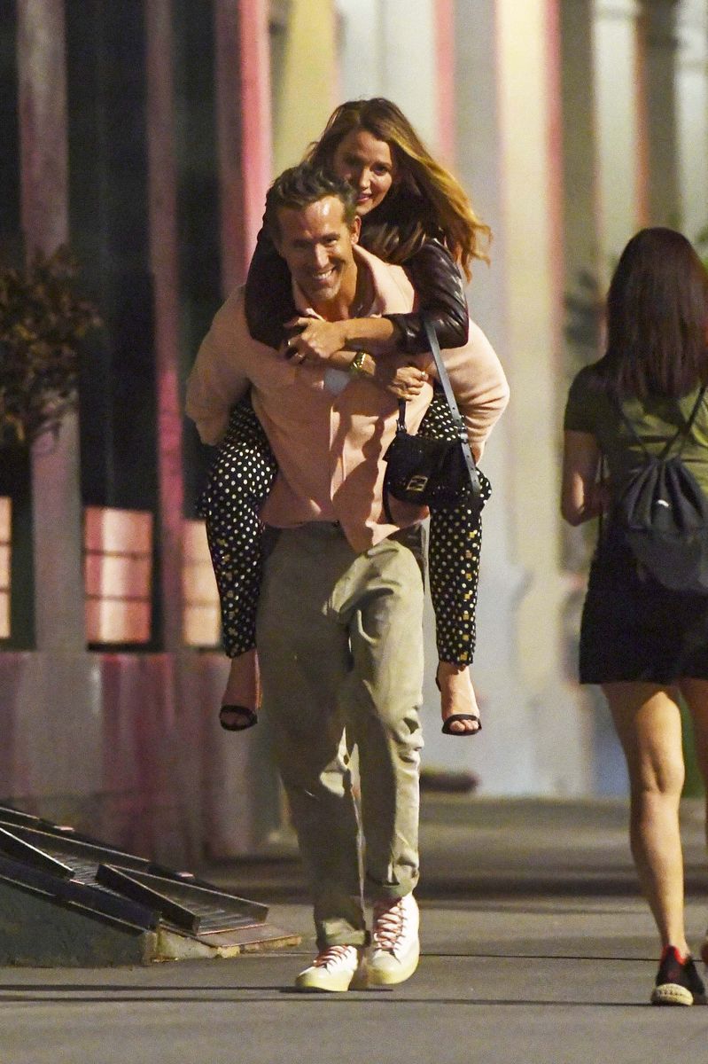 Photo © 2026 Backgrid/The Grosby Group
EXCLUSIVE
New York, June 9, 2026.
Blake Lively and Ryan Reynolds were seen enjoying a stroll through New York City, stopping to greet fans and pose for selfies along the way. The couple appeared relaxed and affectionate as they spent time together in the city. During the outing, Lively shared a playful moment with her husband while chatting with photographers, and the pair were seen laughing and enjoying a carefree day out.
***
Blake Lively y Ryan Reynolds fueron vistos disfrutando de un paseo por la ciudad de Nueva York, donde se detuvieron para saludar a sus seguidores y posar para selfies. La pareja se mostró relajada y cariñosa mientras compartía tiempo juntos en la ciudad. Durante la salida, Lively protagonizó un momento divertido junto a su esposo mientras interactuaba con los fotógrafos, y ambos fueron vistos riendo y disfrutando de una jornada distendida.