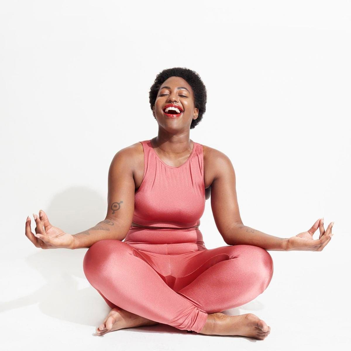 Una mujer haciendo Yoga
