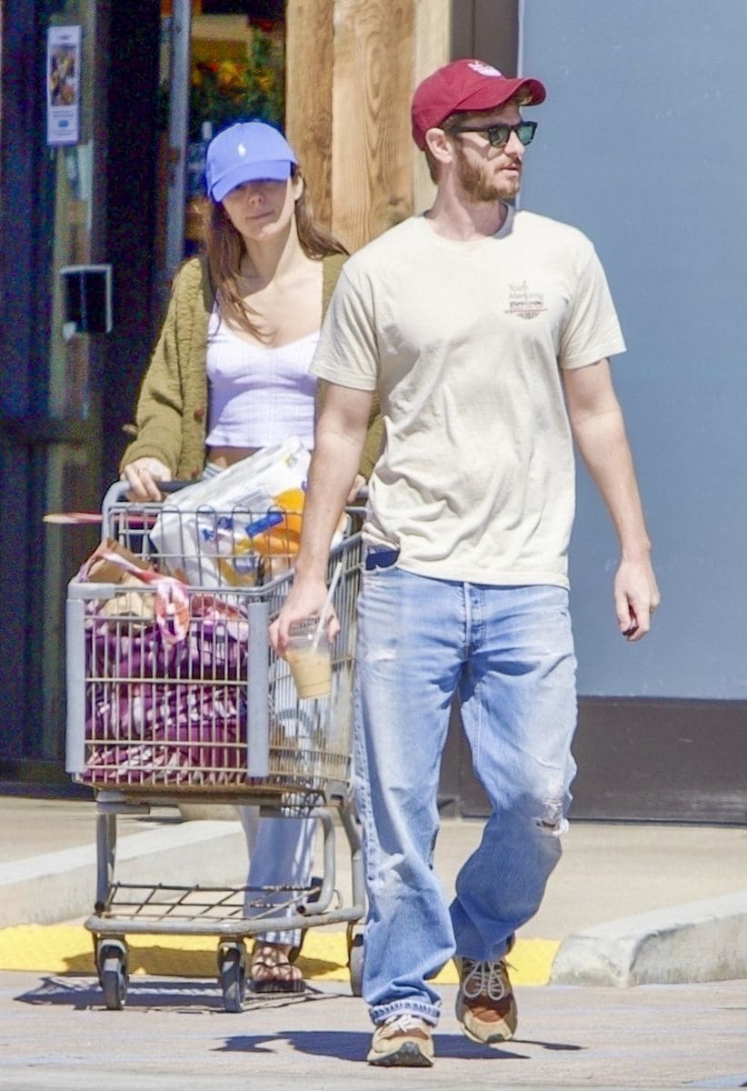 Photo © 2025 Backgrid/ The Grosby Group

PREMIUM EXLUSIVE
Malibu, CA. March 15, 2025.

Actor Andrew Garfield and actress Monica Barbaro step out in Malibu to purchase some weekend essentials together. The two are spotted after sparking dating rumors over Oscars weekend as they left the award show together and attended an after party arriving in the same car.
***
El actor Andrew Garfield y la actriz Monica Barbaro salen a Malibú a comprar algunos artículos esenciales para el fin de semana. Ambos fueron vistos tras desatar rumores de noviazgo durante el fin de semana de los Oscar, saliendo juntos de la entrega de premios y asistiendo a una fiesta posterior, llegando en el mismo coche.