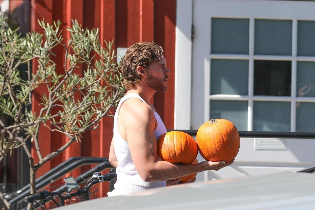 He carried three pumpkins with ease