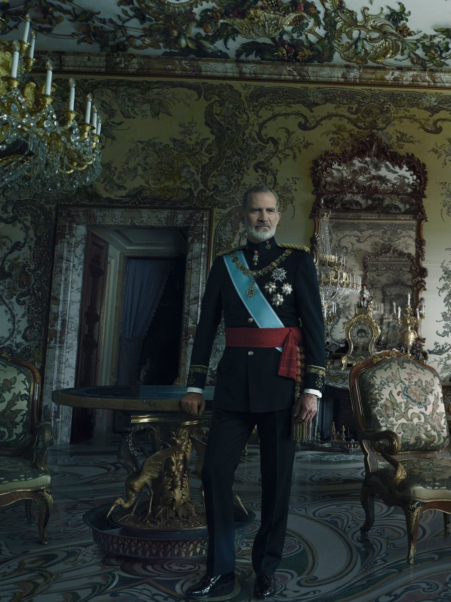                                ANNIE LEIBOVITZ  Rey Felipe VI y Reina Letizia, 2024  DÃ­ptico  FotografÃ­as impresas con tintas de secado UV sobre lienzo de poliÃ©ster imprimado  223,52 Ã 170,18 cm c/u  Encargo a la autora en 2023  ColecciÃ³n Banco de EspaÃ±a