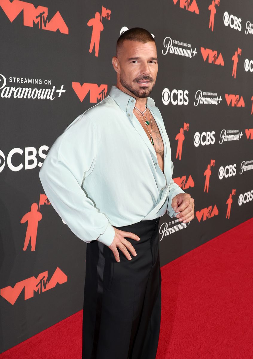 Before his performance, Ricky Martin stole the spotlight walking the red carpet