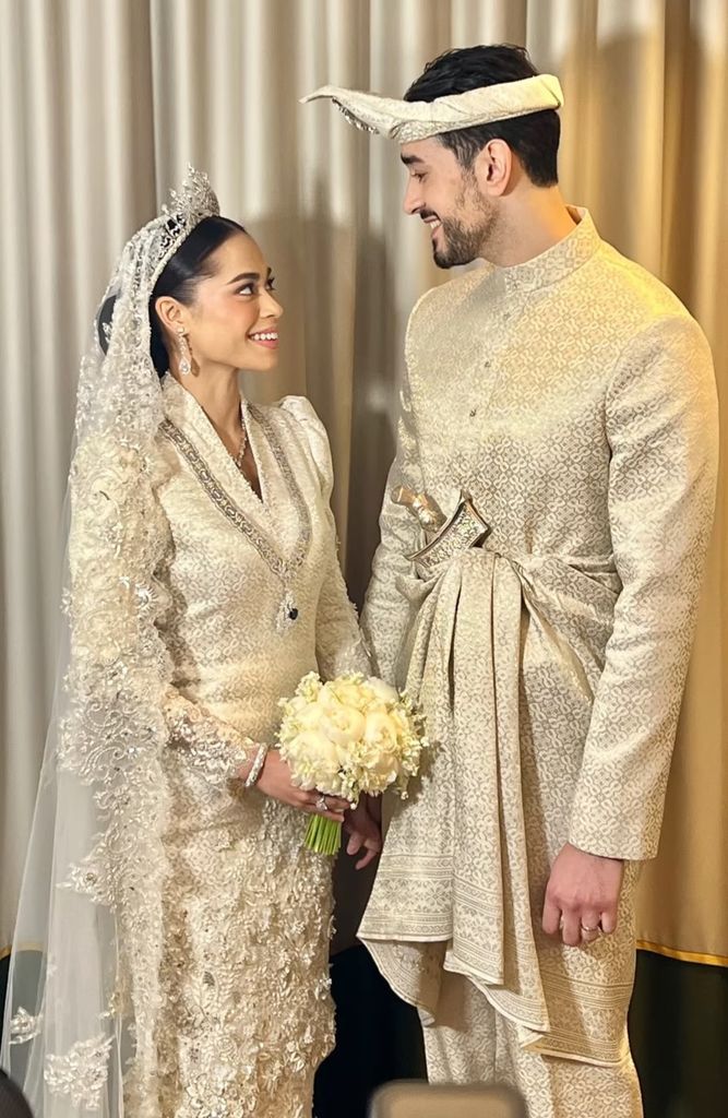 Chris Froggatt embraced Malaysian royal tradition by wearing the ceremonial tengkolok, blending British tailoring with local customs.