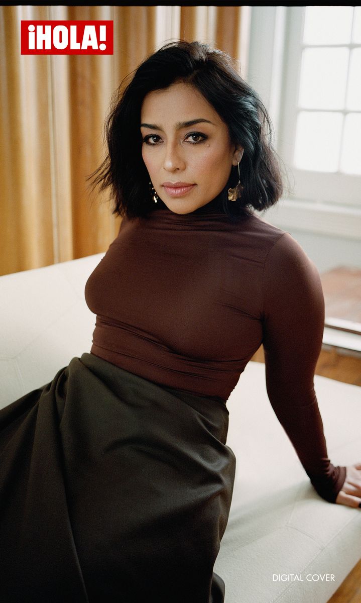 2024 was a year full of success for Adriana, who dazzles in this photo wearing a Christian Colunga dress and a Neithan Herbert skirt. Her golden jewelry is from Zara.
