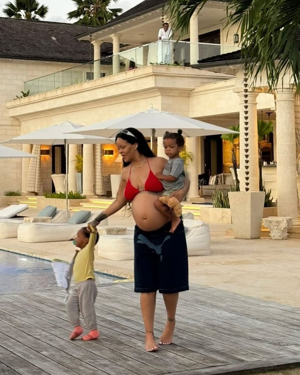 Rihanna bless fans with sweet family moments