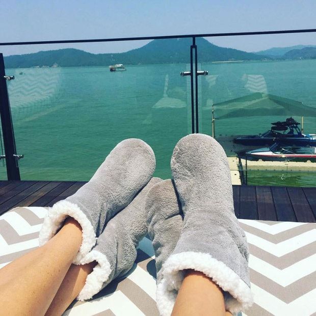 The actress got her friend Victoria Beckham to wear UGGs.
<br>
Photo: Instagram.com/evalongoria