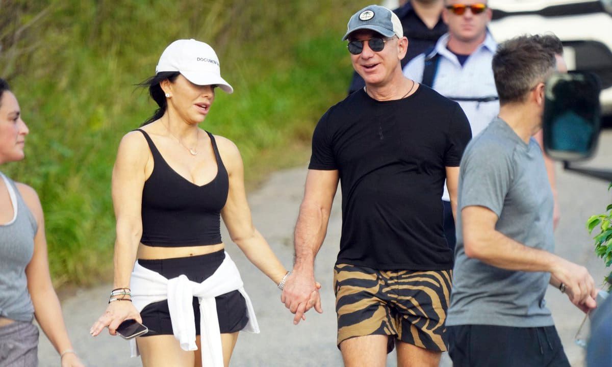 Jeff Bezos and Lauren Sanchez PDA photos