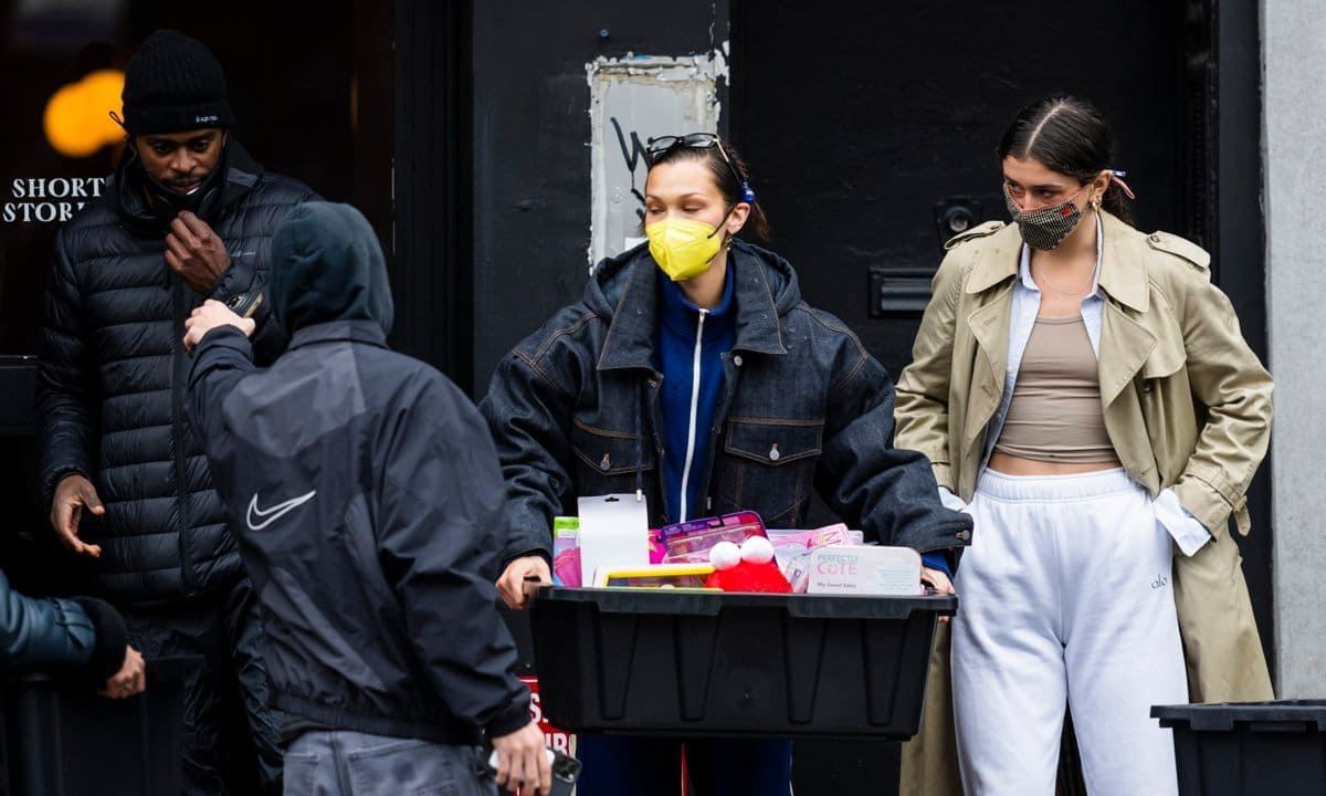 Bella Hadid collects toys in New York to deliver them to the city's underprivileged
