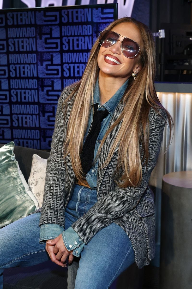 JLo debuted a brand-new hairstyle just in time for fall, and her makeup also leaned heavily into a distinctly ’90s lip combo.
