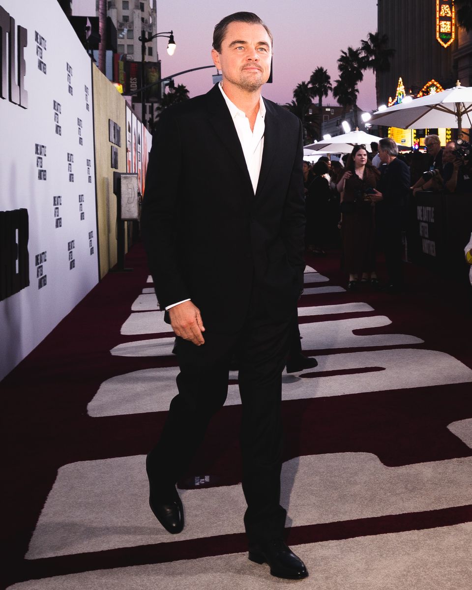 Leonardo DiCaprio went solo as he walked the red carpet of "One Battle After Another" in Los Angeles