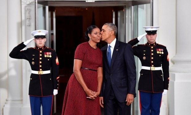 Barack Obama gave Michelle a kiss at the White House before President Donald Trump's inauguration on January 20 in Washington, D.C.
Photo: Kevin Dietsch-Pool/Getty Images