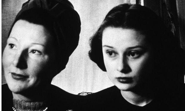 Audrey was living in the Netherlands with her mother when World War II broke out. During five years of Nazi occupation, the family suffered greatly. "There was always a cloud of fear and repression," said the star, who like many wartime children, suffered malnutrition.
Here is Audrey with her mother, Dutch baroness Ella Van Heemstra, in 1946.
Photo: Hulton Archive/Getty Images