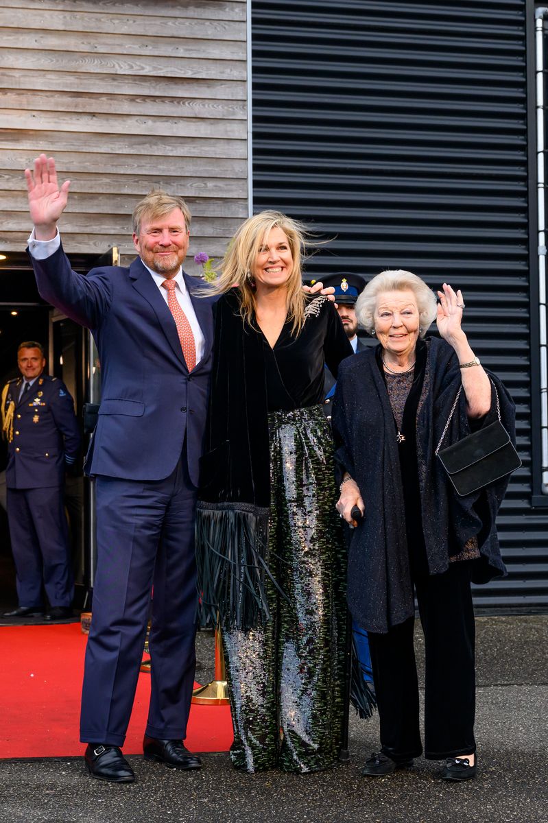 Máxima, long regarded as one of Europe’s most expressive royal dressers, delivered a masterclass in modern glamour. She shimmered in sequin trousers paired with sumptuous velvet.