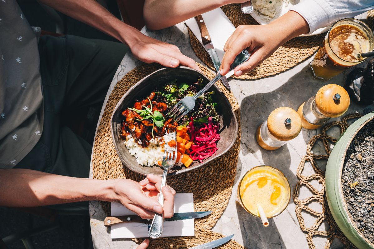  Fresh vegetables, beef and rice.