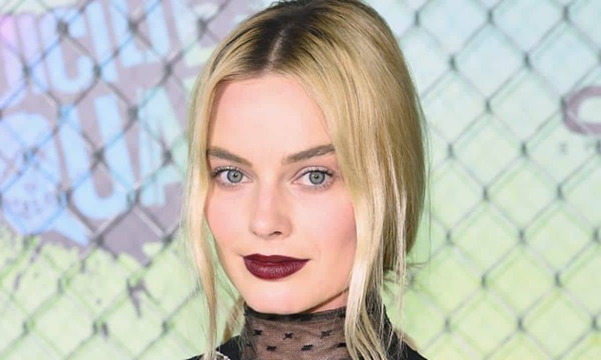 Margot Robbie luce el cabello recogido y con dos mechones frontales