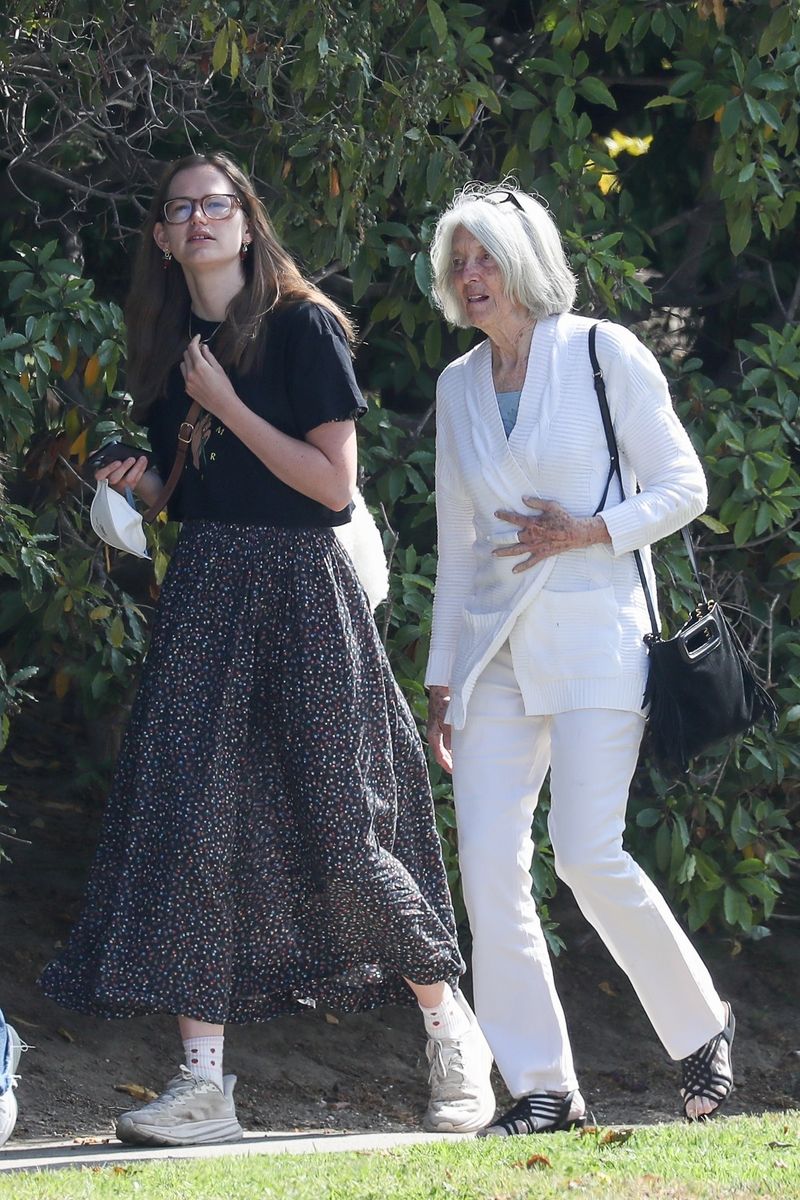 Violet Affleck is seen in Brentwood, having a stroll with her grandmother and a friend, carrying once again her 500 Chloe bucket bag after the controversy about criticising rich people behavior like her parents Jennifer Garner and Ben Affleck and then contradict herself in several occasions.