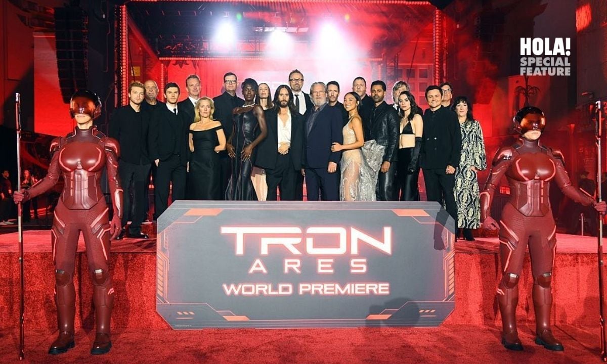 The cast and crew of TRON pose at the world premiere