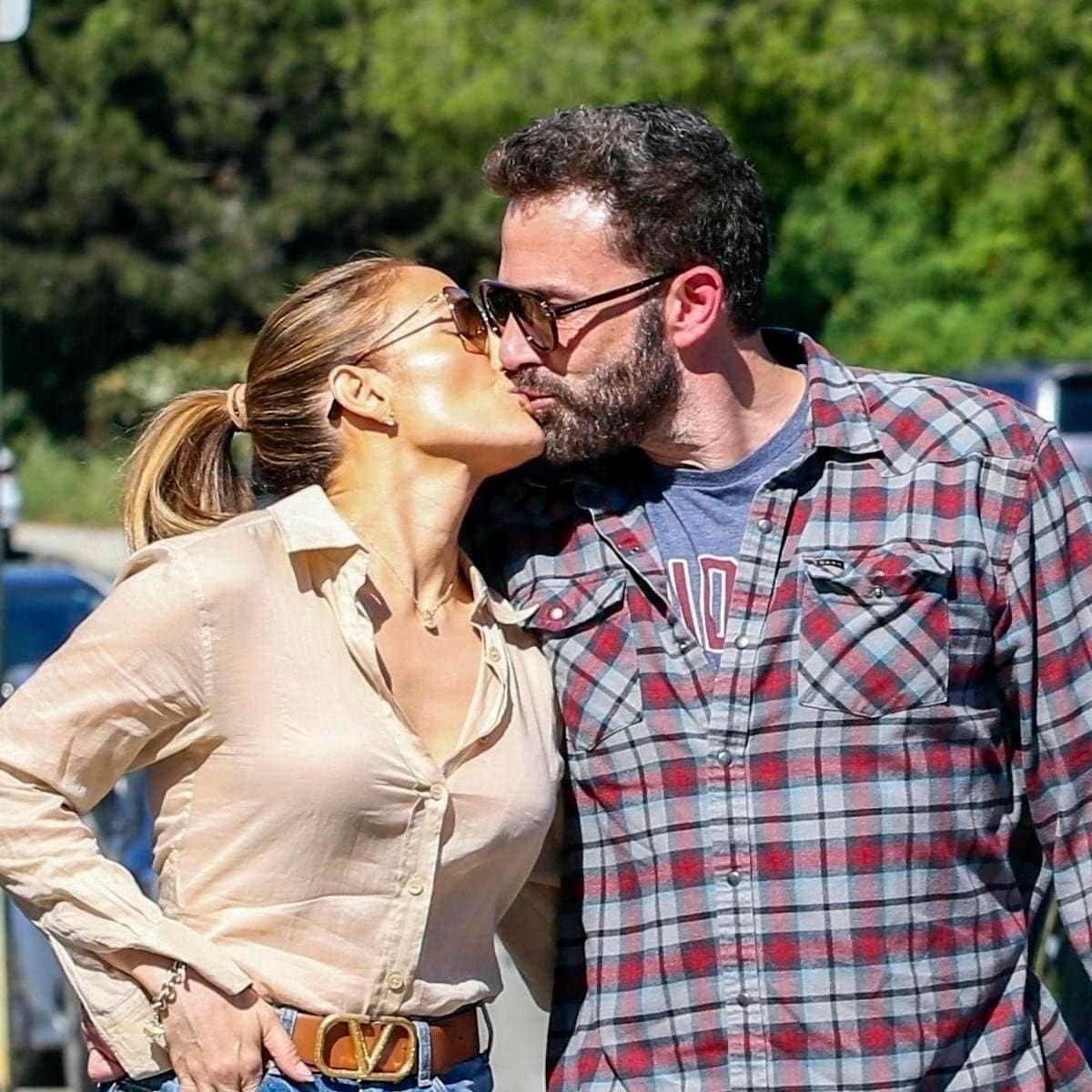 Jennifer Lopez & Ben Affleck Share ASteamy Kiss After Dropping Off Samuel At School