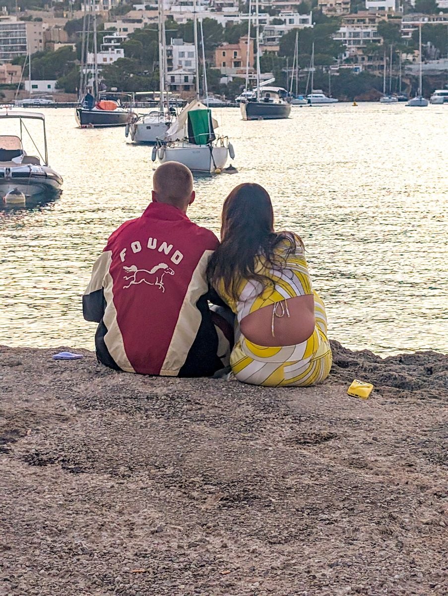 Justin and Hailey Bieber were spotted enjoying a romantic evening in Majorca, at La Universal Port d'Andratx restaurant. 