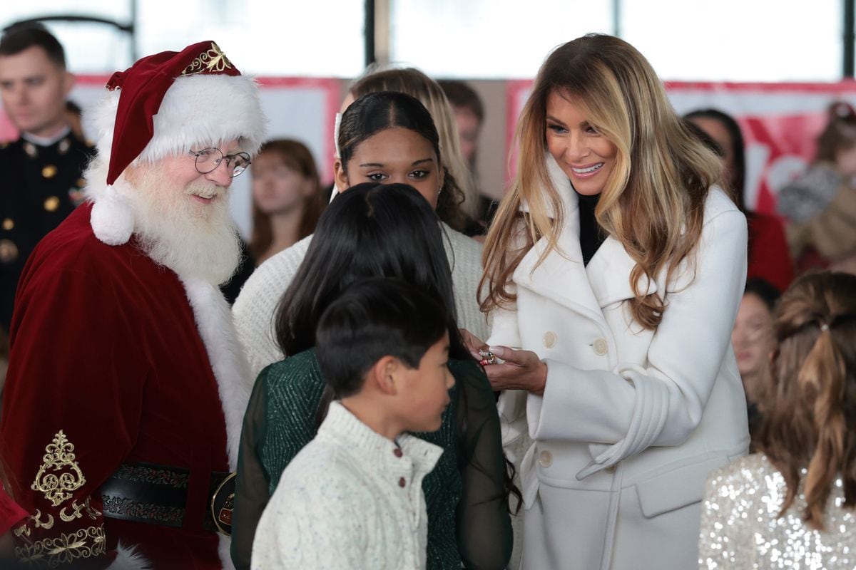 Melania arrived wearing a clean winter palette that played directly into early December’s chill. 