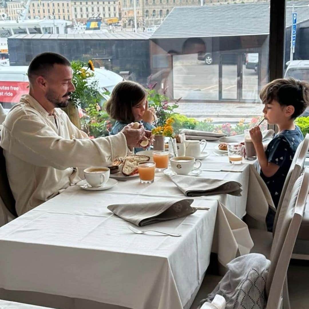 Ricky Martin shared this photo with Lucía and Renn enjoying a meal