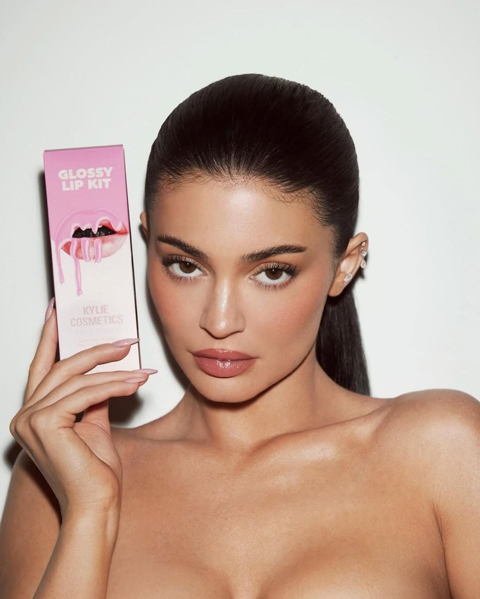 Kylie Jenner stuns fans in sexy and bold hot pink latex dress