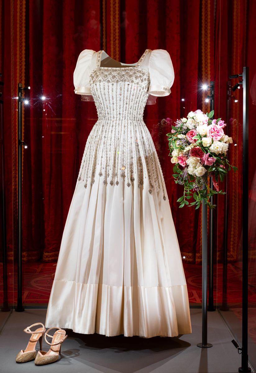 El vestido de novia de la princesa Beatriz, diseñado por Norman Hartnell, fue creado originalmente para la reina Isabel II y adaptado cuidadosamente para la novia real.