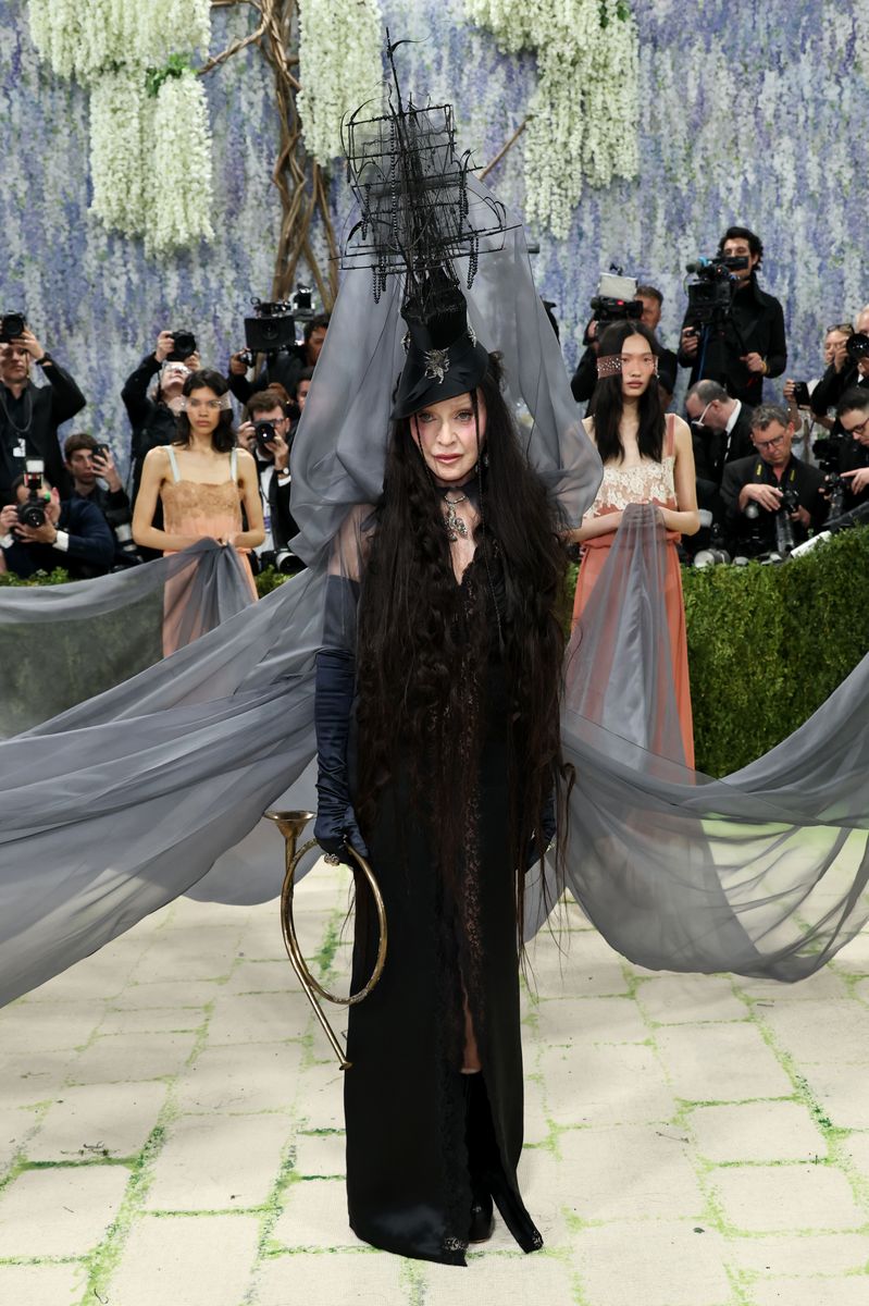 The singer arrived on the gala carpet in a dress that, at first glance, stood out for its gothic character.