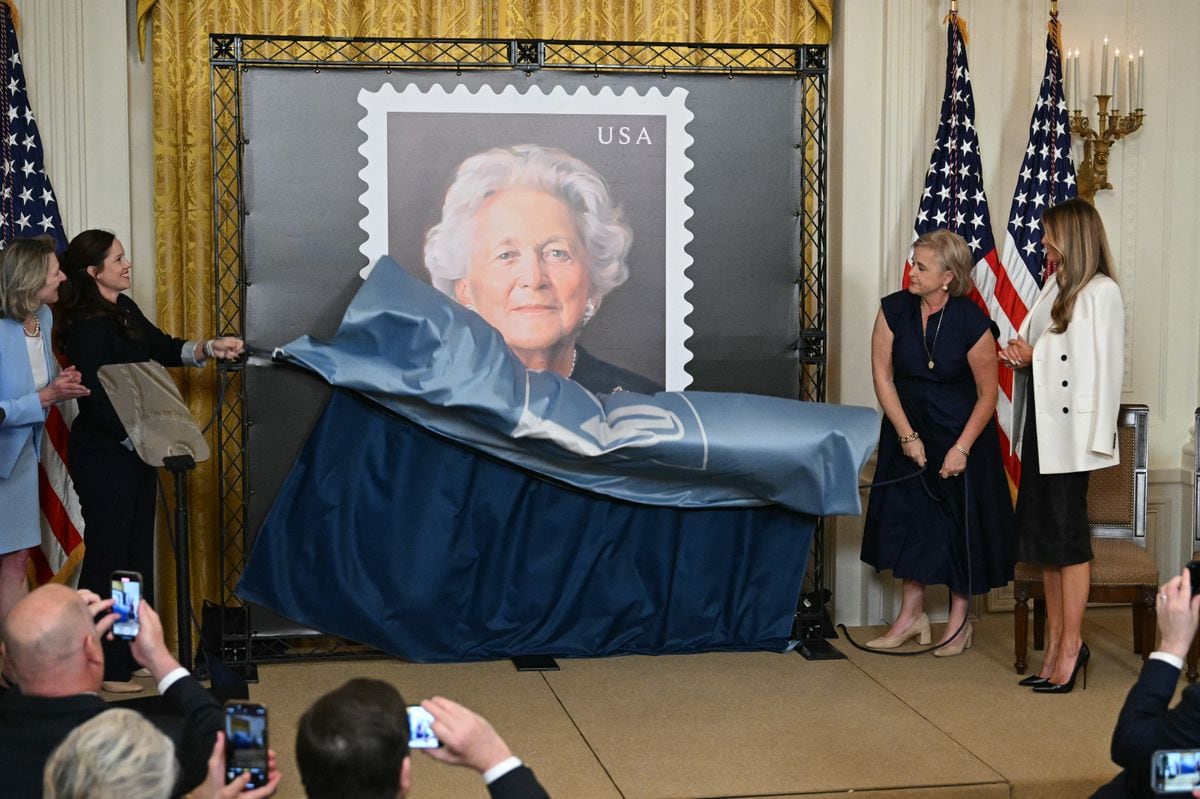 US First Lady Melania Trump (R) and Dorothy Bush Koch (2nd R) hosts the unveiling of a US Postal Service stamp of former First Lady Barbara Bush in the East Room of the White House on May 8, 2025, in Washington, DC. (Photo by Drew ANGERER / AFP) (Photo by DREW ANGERER/AFP via Getty Images)          