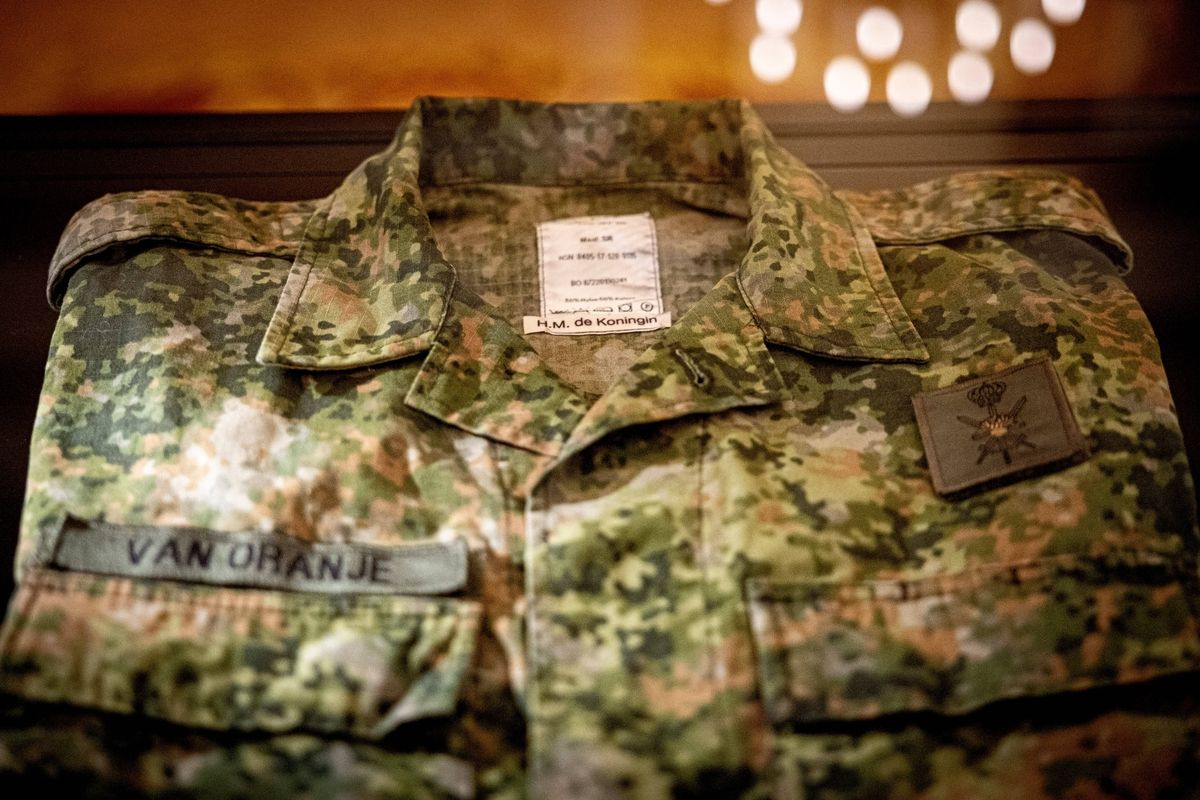 The Dutch royal family's connection to the Armed Forces is highlighted through Queen Máxima's military uniform and other historic artifacts.