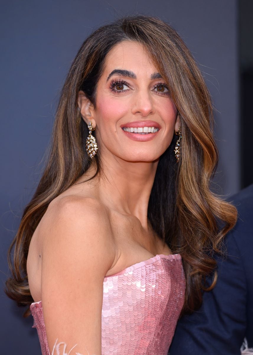 Amal also debuted her freshly cropped hair in bouncy, side-parted curls that showcased her soft caramel highlights. 