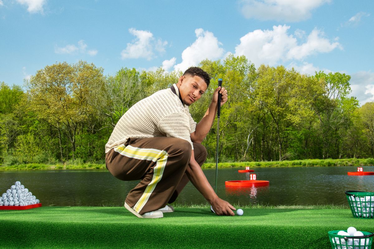 Patrick Mahomes plays golf