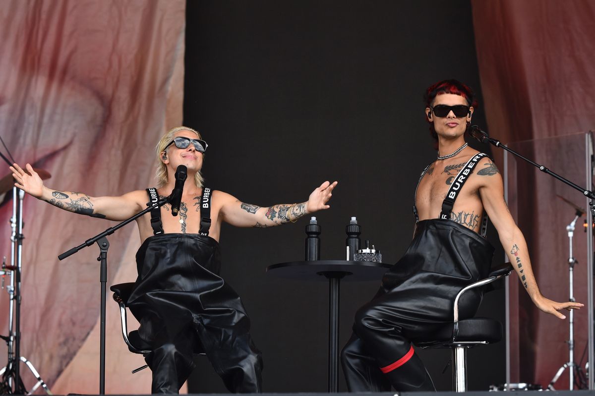 A flight attendant, visibly uncomfortable, intervened, asking Ca7riel and Paco Amoroso to return to their seats.