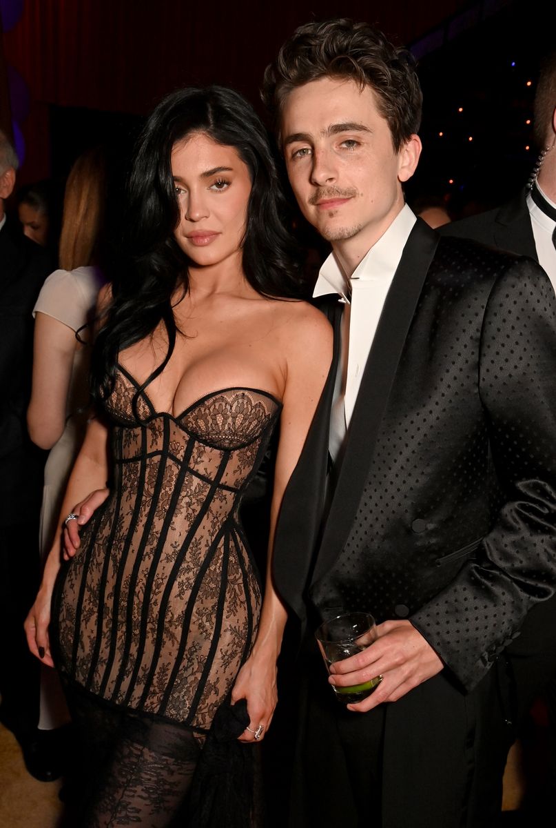 BEVERLY HILLS, CALIFORNIA - MARCH 02: EXCLUSIVE COVERAGE (L-R) Kylie Jenner and Timothée Chalamet attend the 2025 Vanity Fair Oscar Party Hosted By Radhika Jones at Wallis Annenberg Center for the Performing Arts on March 02, 2025 in Beverly Hills, California. (Photo by Dave Benett/VF25/WireImage for Vanity Fair)