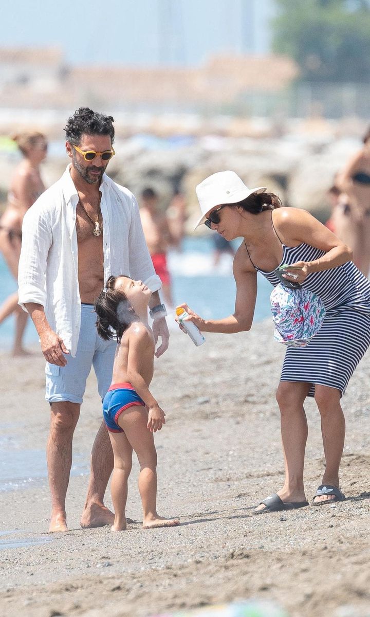 Eva Longoria and José Bastón take their son for a day at the beach during their vacation in Marbella