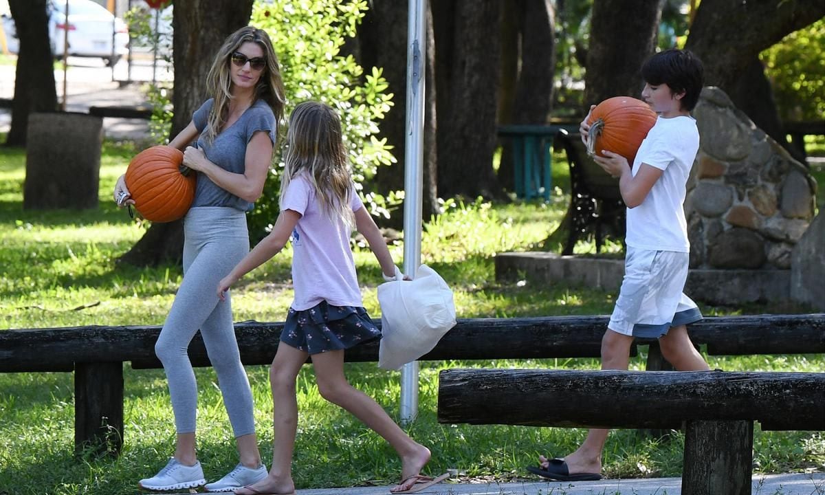 Gisele Bündchen takes the kids to a pumpkin patch