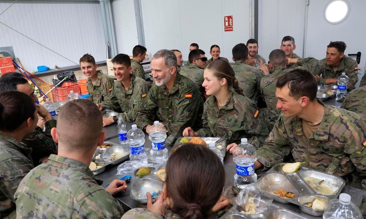 His Majesty sat with Leonor and her fellow classmates.