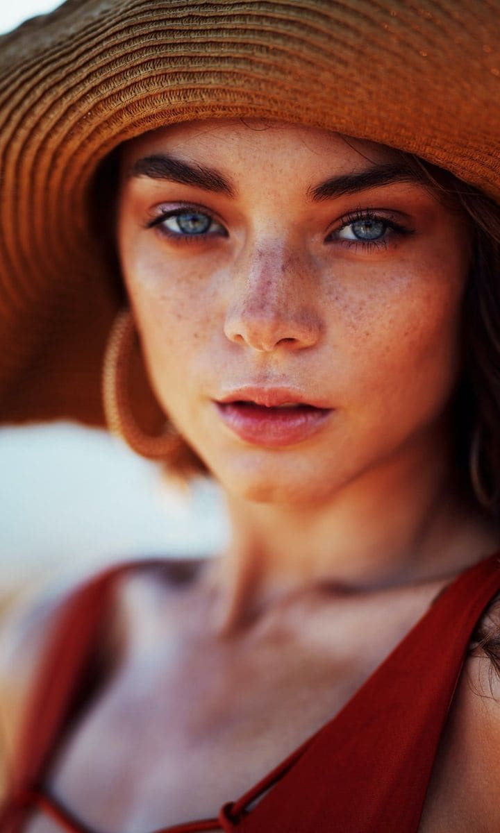 Model with freckles