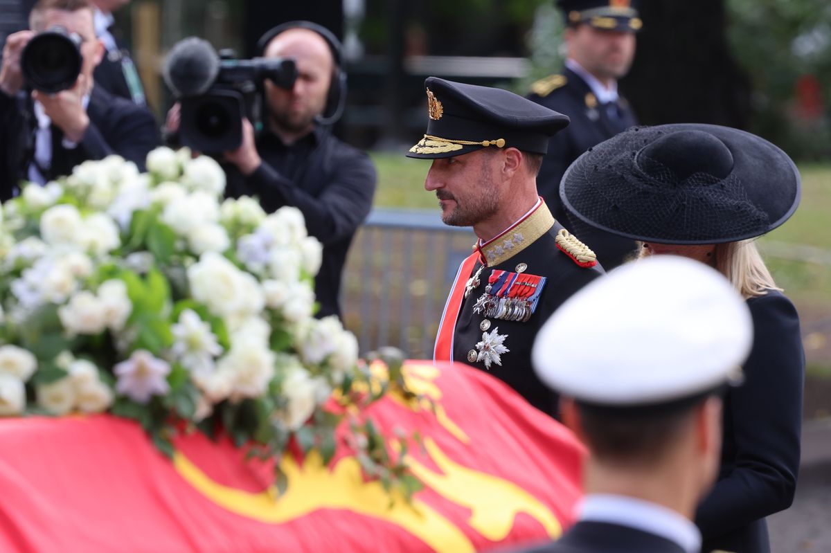 King Haakon leads the Norwegian royal family in an emotional farewell to his father, King Harald, as the funeral procession makes its way from the Royal Palace to Oslo Cathedral.