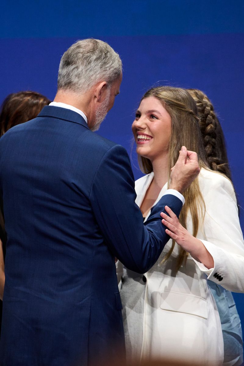 King Felipe VI congratulates Sofía after her first official speech, sharing a proud father-daughter moment following her landmark debut.