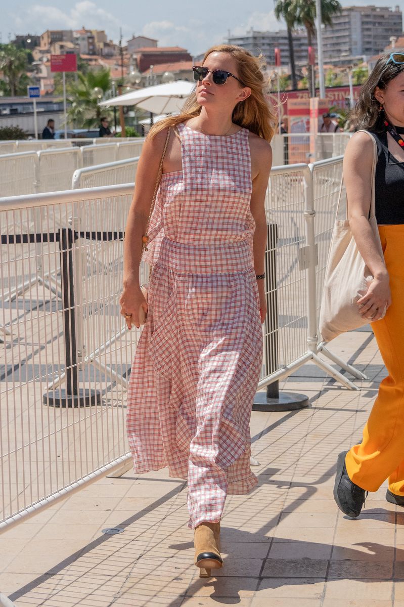 
Emma Watson enjoys a sunny lunch at La Bièrerie By Brasserie Du Casino before strolling along the Croisette during the 78th Cannes Film Festival. The 35-year-old British actress wore a Chanel dress, paired with suede boots and a mini gold bag.V