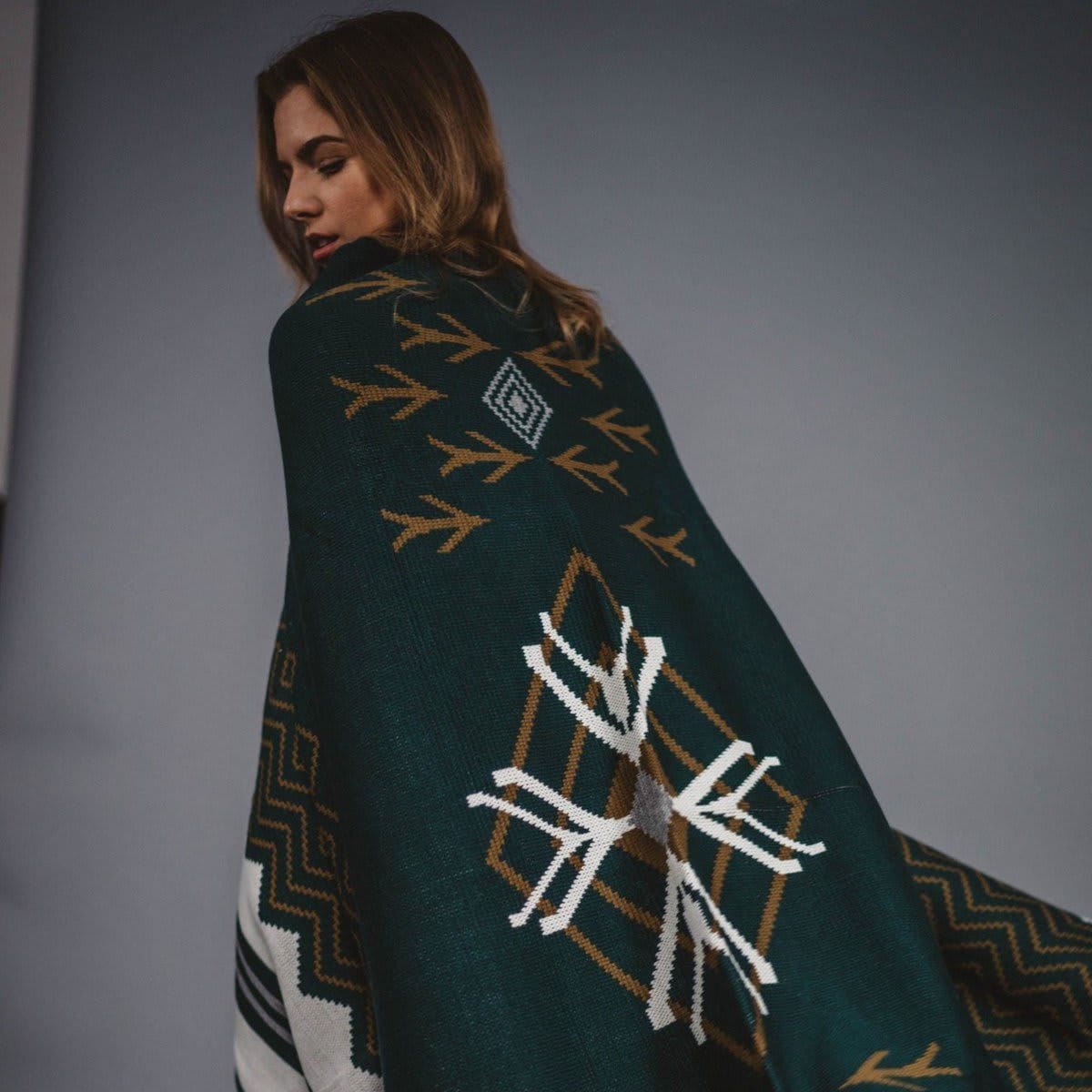 Wondery   Explorer Wraparound Blanket