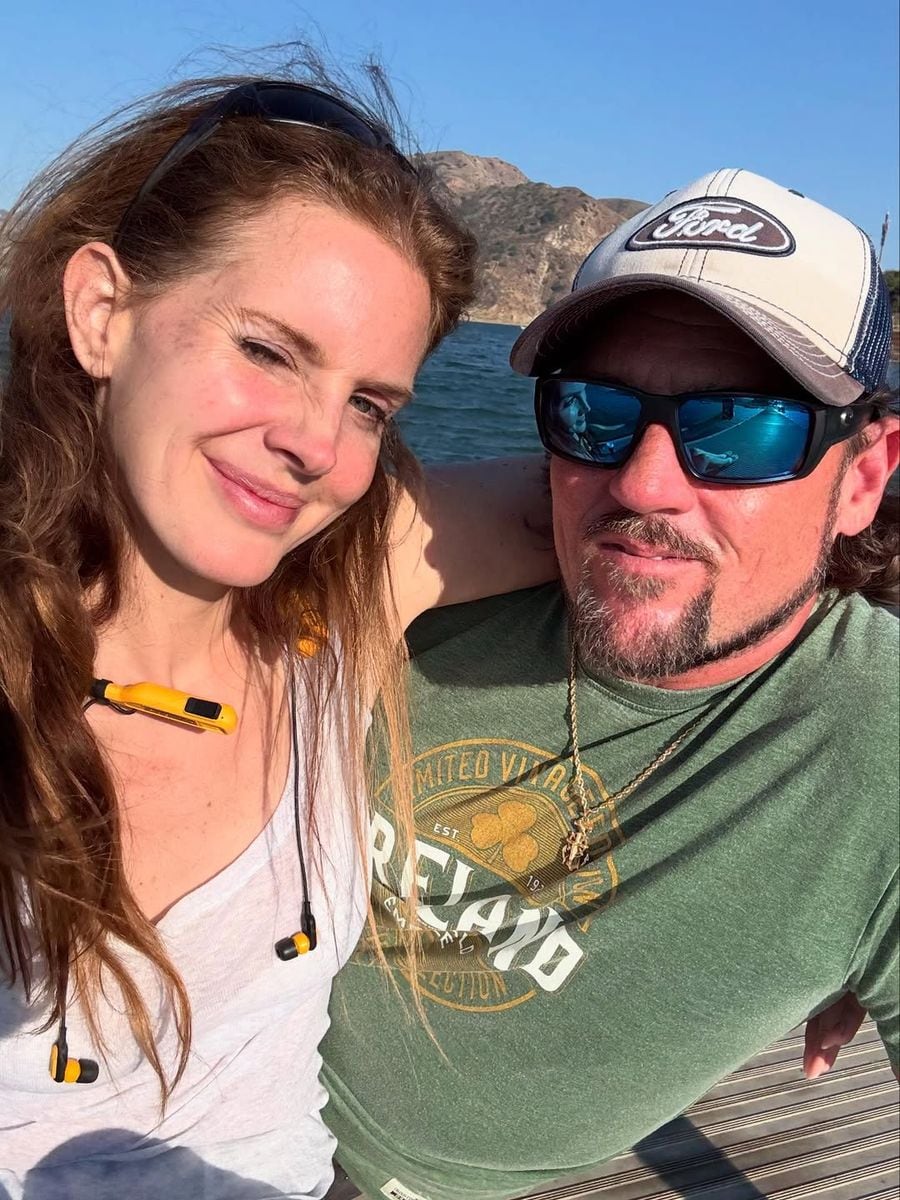 Their unique bond was on full display at her Cardiff concert in June 2025, where Lana paused mid-performance to embrace Jeremy backstage.