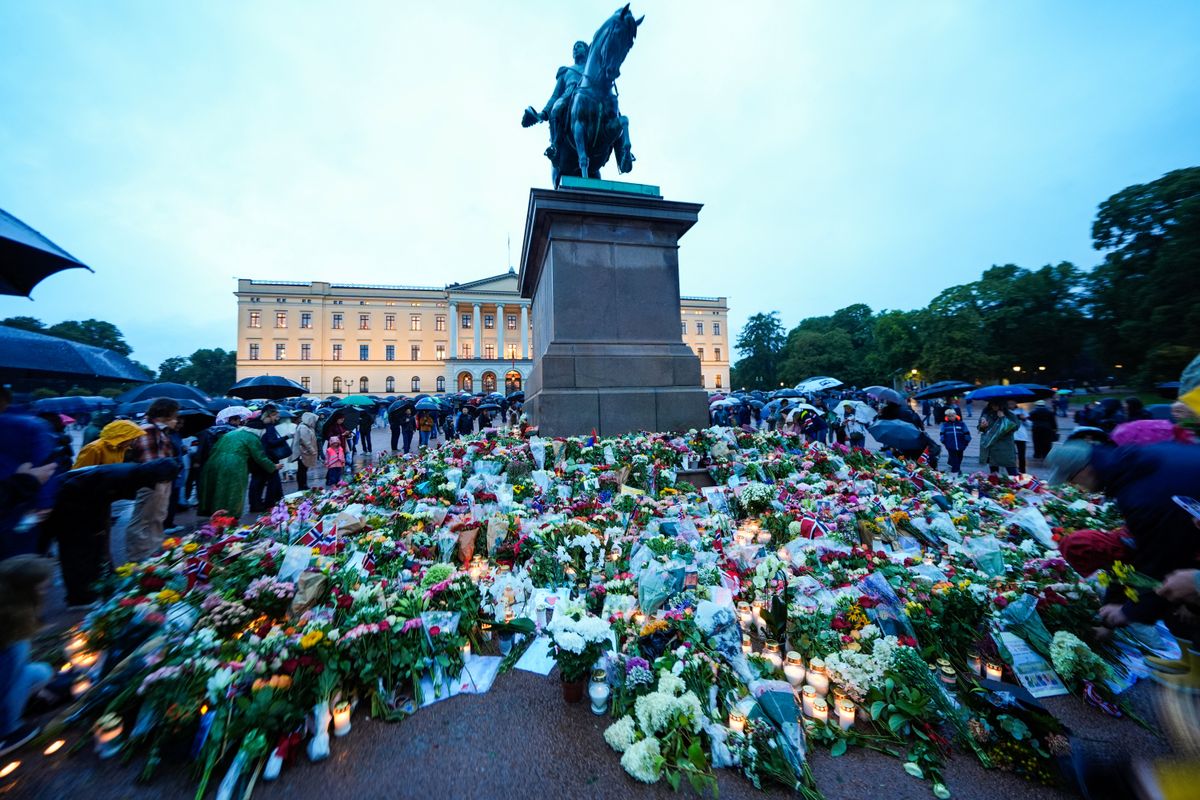 Flowers, candles, and handwritten notes left by thousands of mourners in Palace Square following King Harald V’s passing.