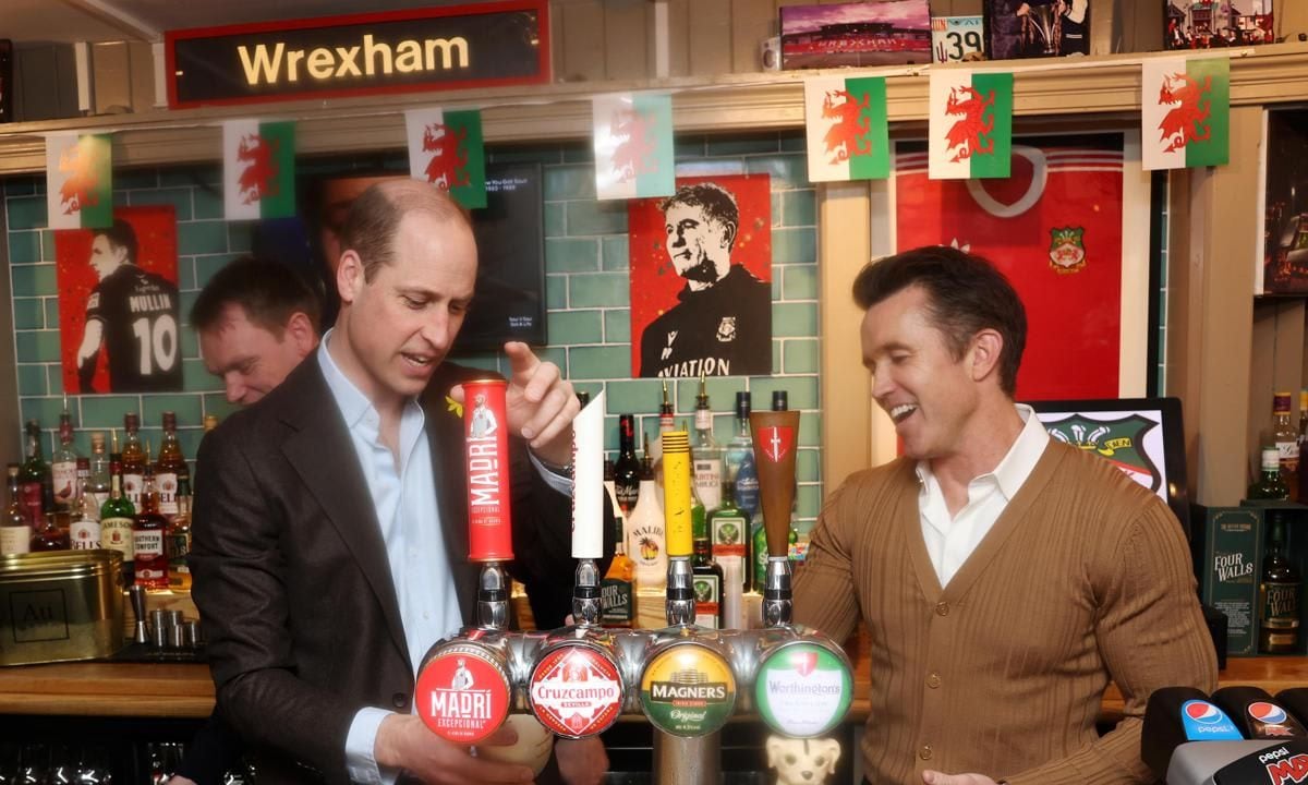 William and Rob each poured a pint at the pub. "Still got a horrible head on it," the Prince said of his pint, joking, "This is why I don't work behind the bar."
