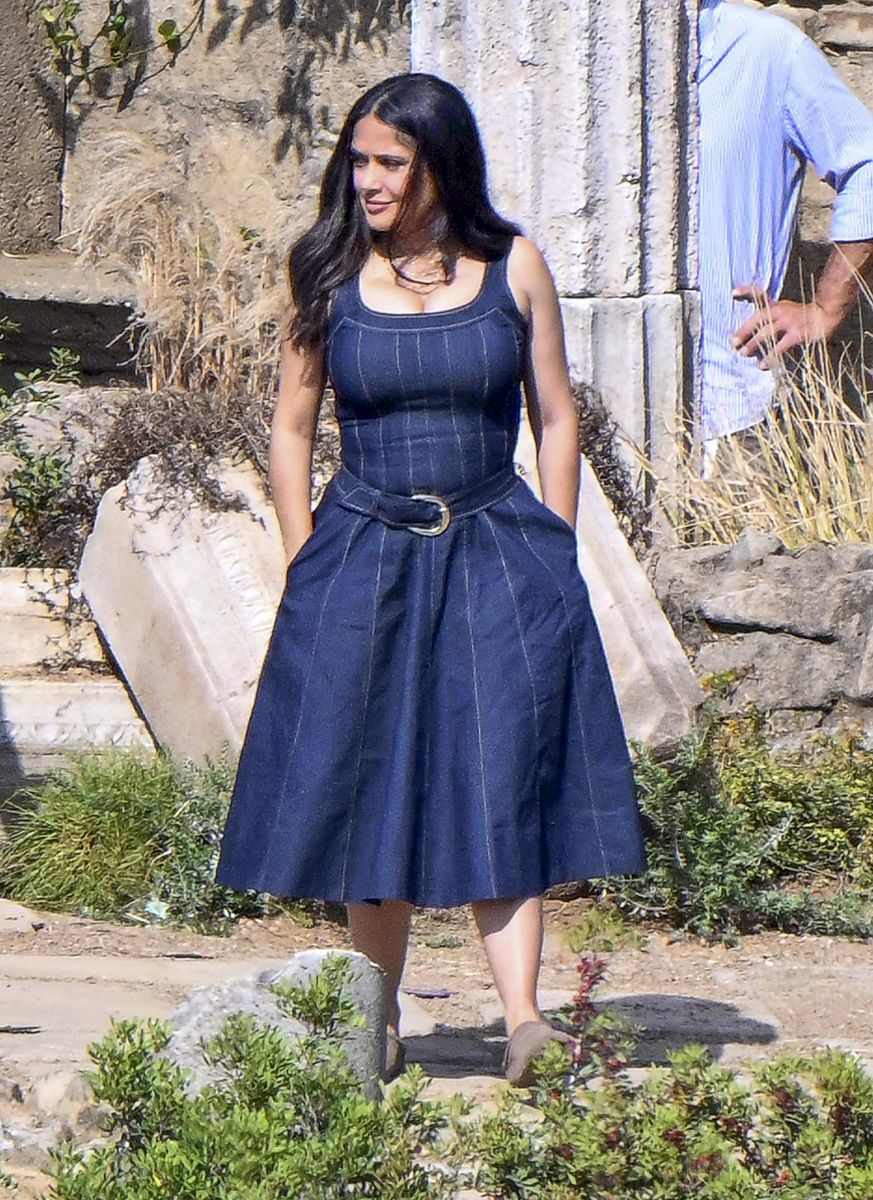 Salma and the rest of the comedy cast appeared in high spirits as they broke into song and dance on set, offering a glimpse of the fun and chaos fans have come to expect from the beloved franchise.  